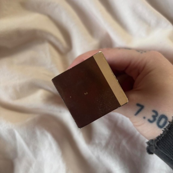 Hourglass Veil Hydrating Skin Tint in Shade 2 - Picture 4 of 7